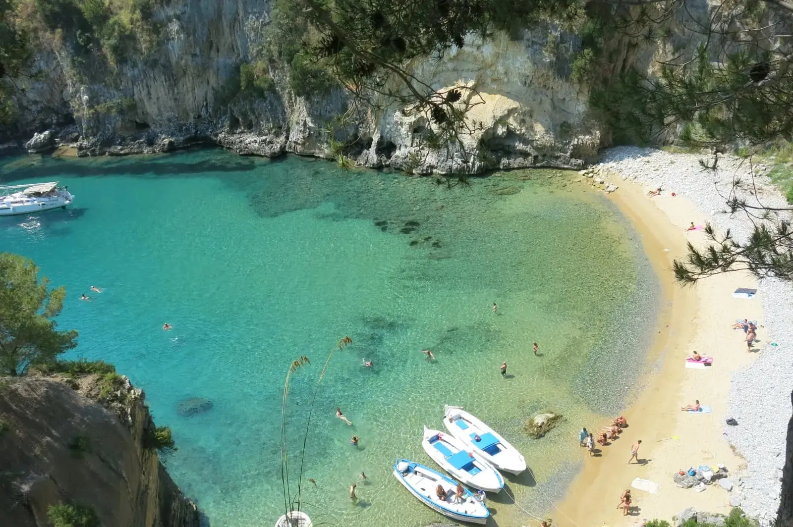 Baia del Buondormire dalle acque cristalline